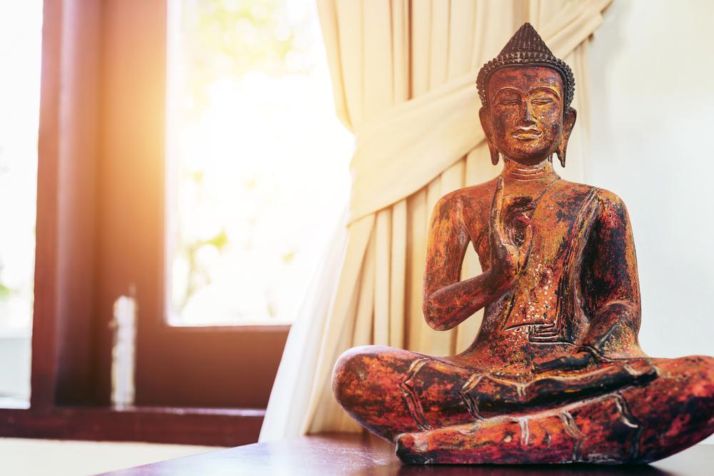 Une statue de Bouddha en décoration