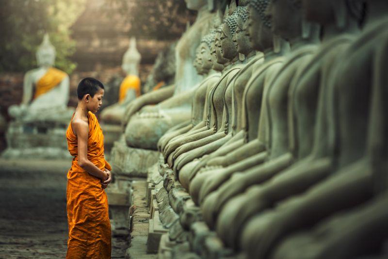 les statues de Bouddha sont nettoyées avec de l'eau sacrée