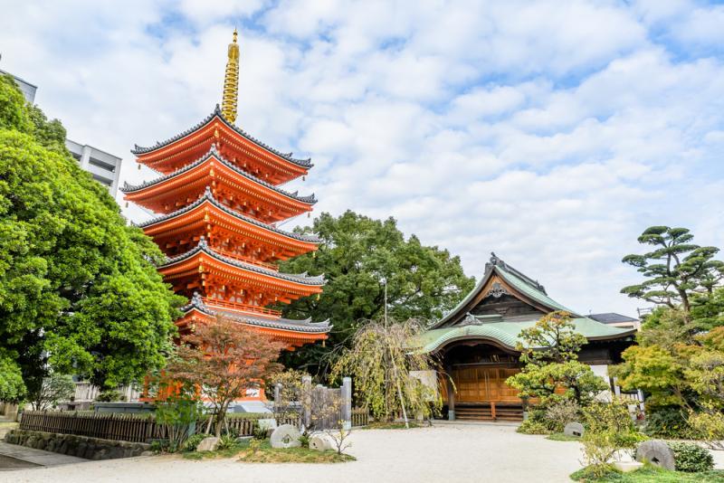 le bouddhisme va s'implanter définitivement au Japon avec la construction de nombreux monastères jusqu'en 587.