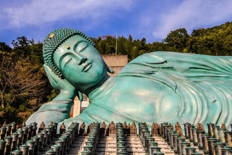 Le culte Zen est pratiqué uniquement dans les temples par les moines en raison de la grande résistance physique nécessaire de la méditation. 