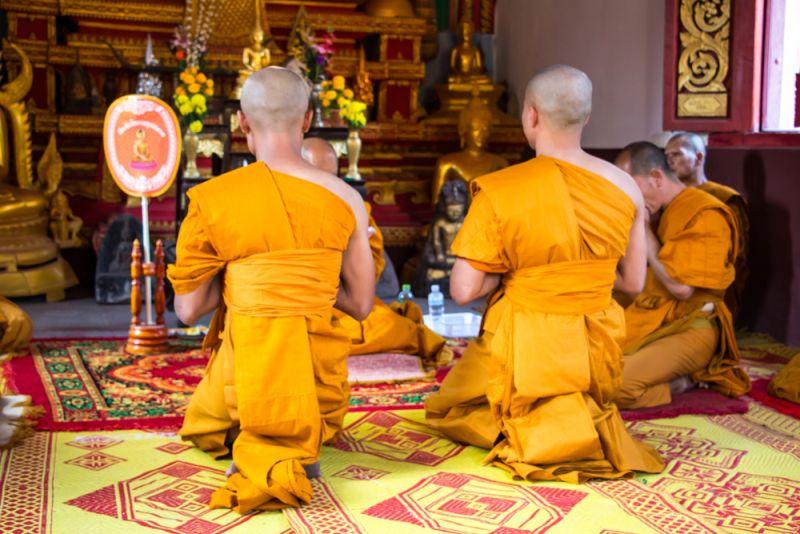 En Thaïlande, tous les hommes doivent faire une retraite dans un monastère selon la tradition