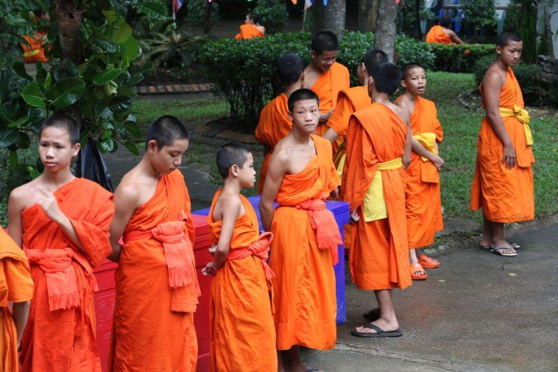 La cérémonie d'entrée au monastère commence par le rituel de la prise de l'habit.