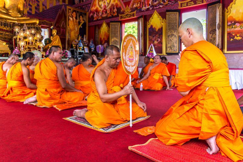 Il n'y a pas de restriction d'âges pour devenir simple moine Phra novice
