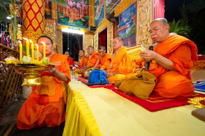 c'est assis en Lotus que tous les moines pratiquent cet exercice de la « vipassana » 
