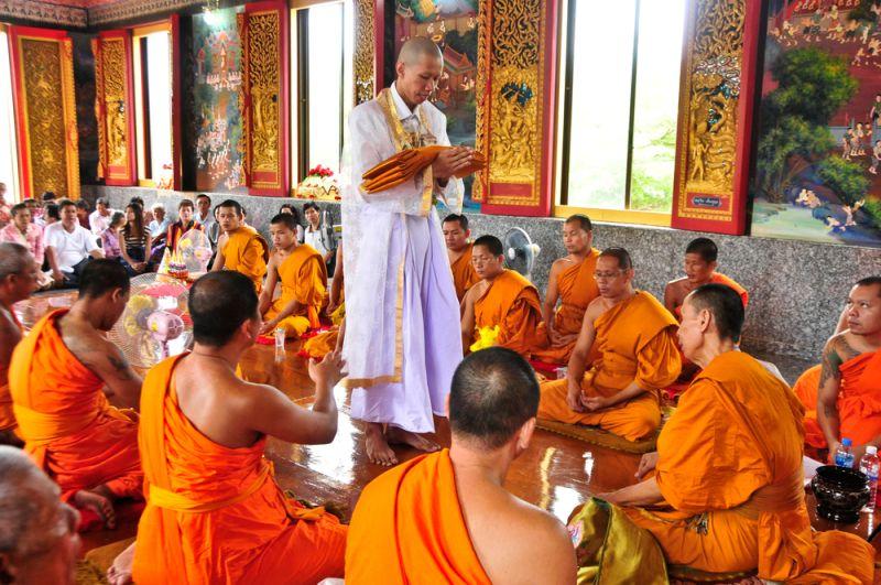 En Thaïlande comme partout dans les pays de l'Asie, le Theravada est pratiqué par le moines.