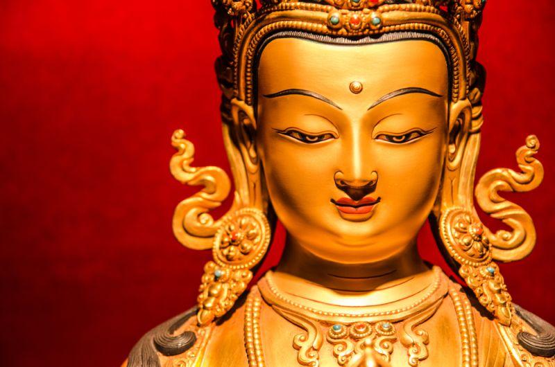 Actuellement, le bouddhisme tibétain se retrouve après un renouveau en Chine