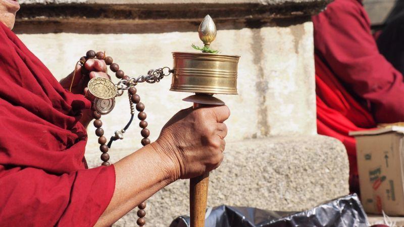 Cette discipline penche entre rituels et cultes réunit plusieurs techniques magiques de canalisation d'énergie