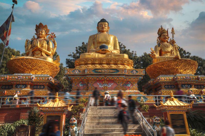 Le Bouddhisme est la religion dominante des régions faiblement peuplées du nord du Népal, Lopa, Manangi, Thakali, Sherpa, Lhomi, Dolpa et Nyimba. 