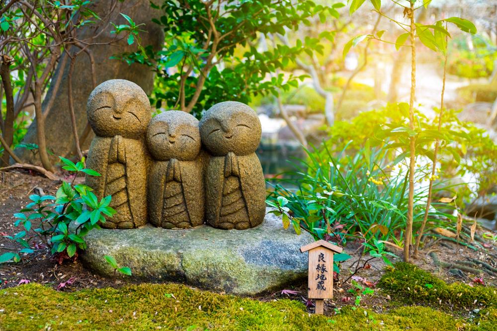 Statues représentant des bonzes japonais